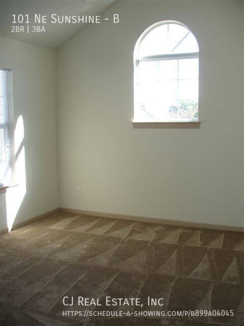 Townhouse for rent at 101 NE Sunshine #B, Oak Grove, MO 64075