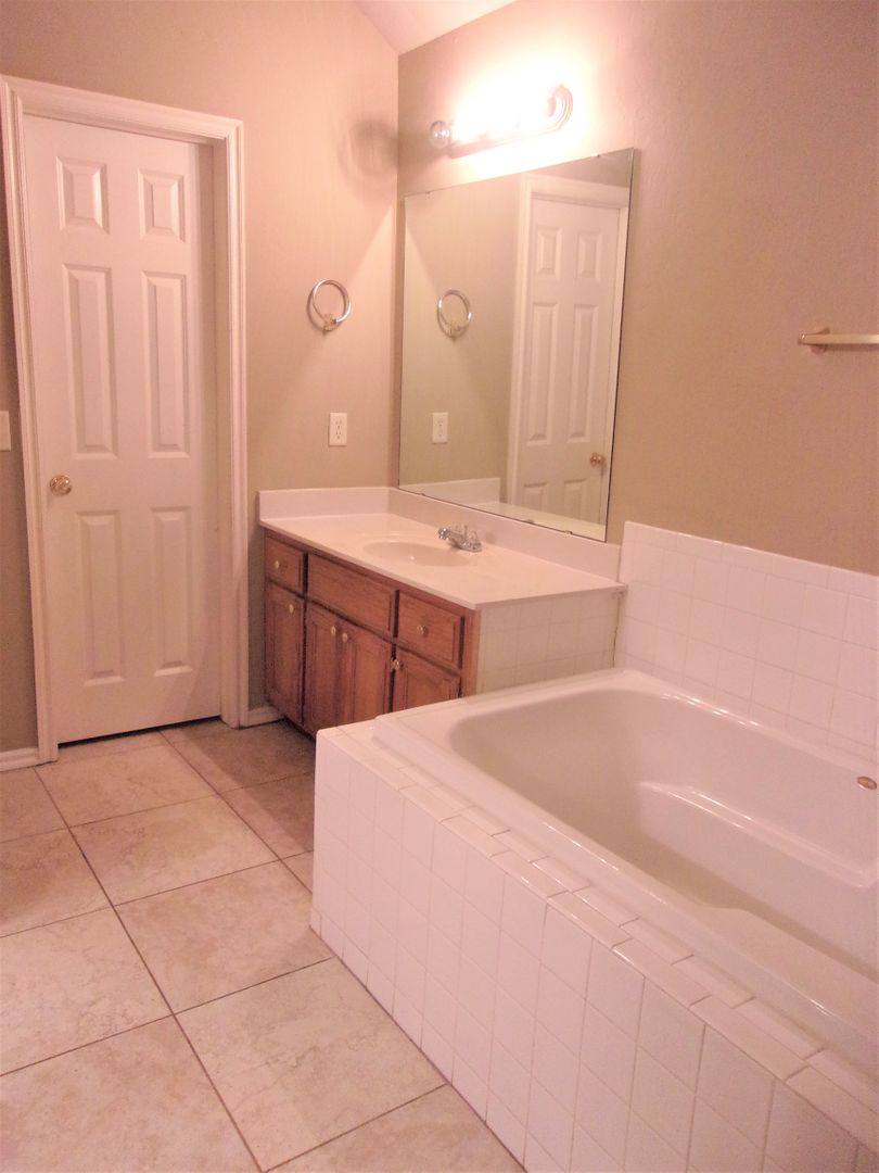 House for rent at 13821 Pawnee Dr, Edmond, OK 73013