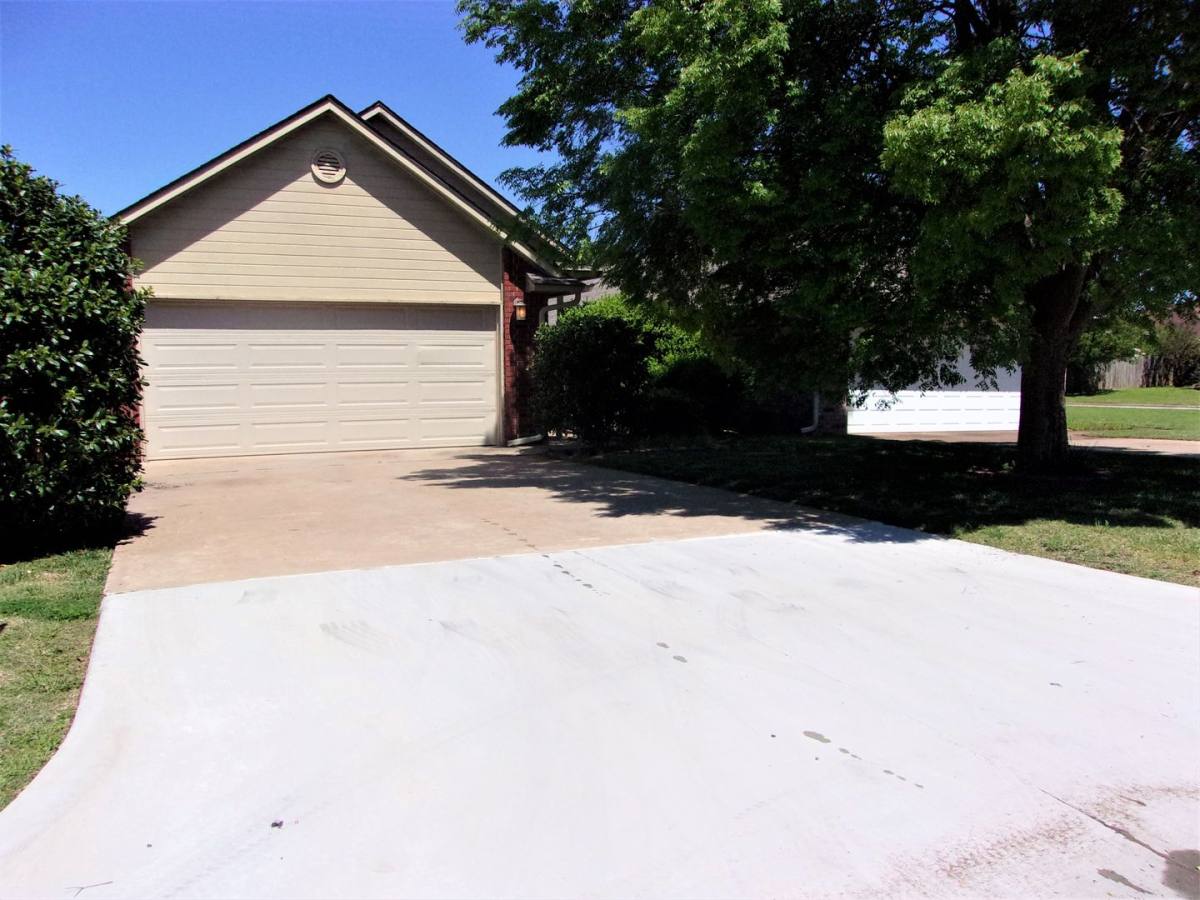 House for rent at 13821 Pawnee Dr, Edmond, OK 73013