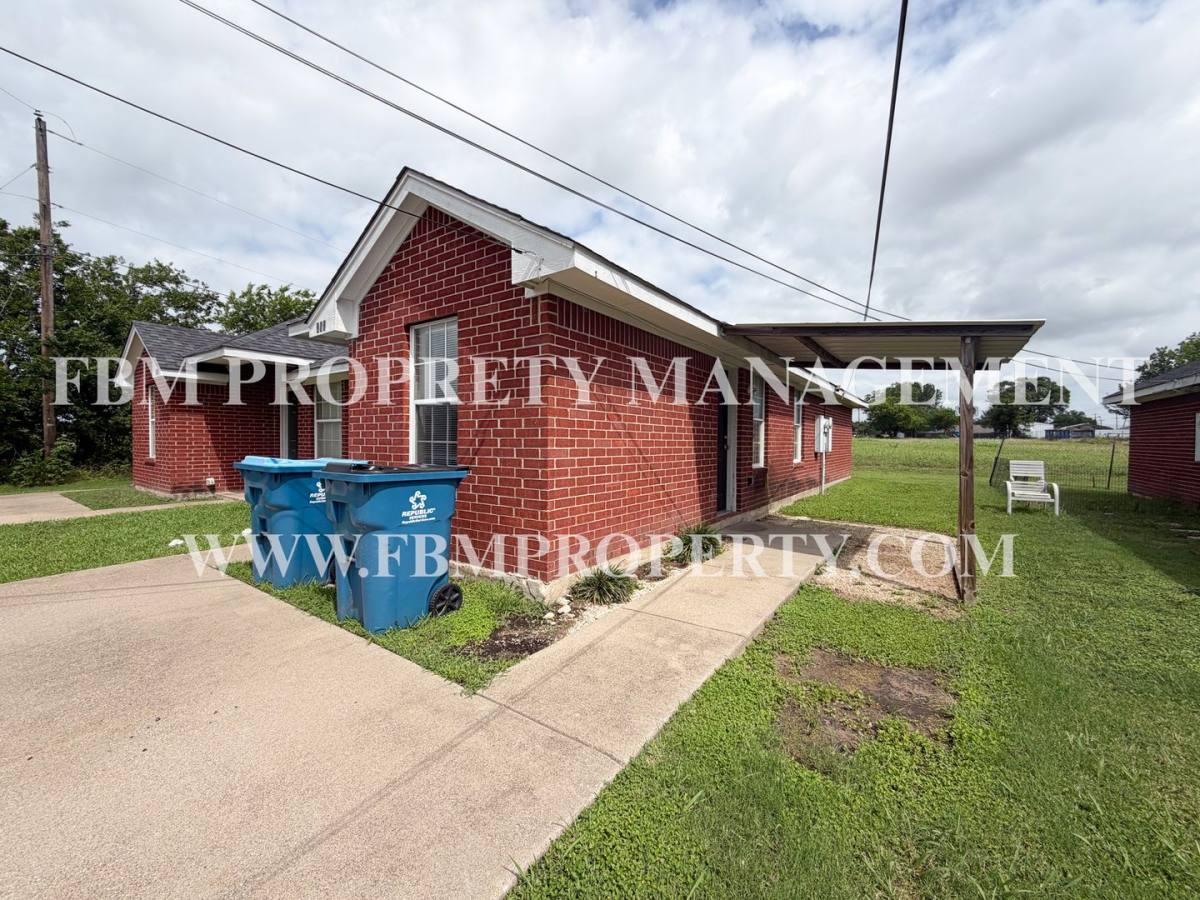Townhouse for rent at 212 W Lamar St, Palmer, TX 75152