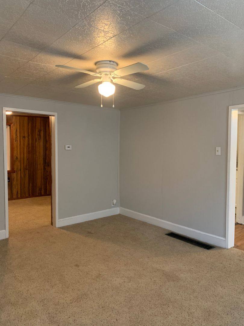 House for rent at 21519 Leitersburg-Smithsburg Rd, Hagerstown, MD 21742
