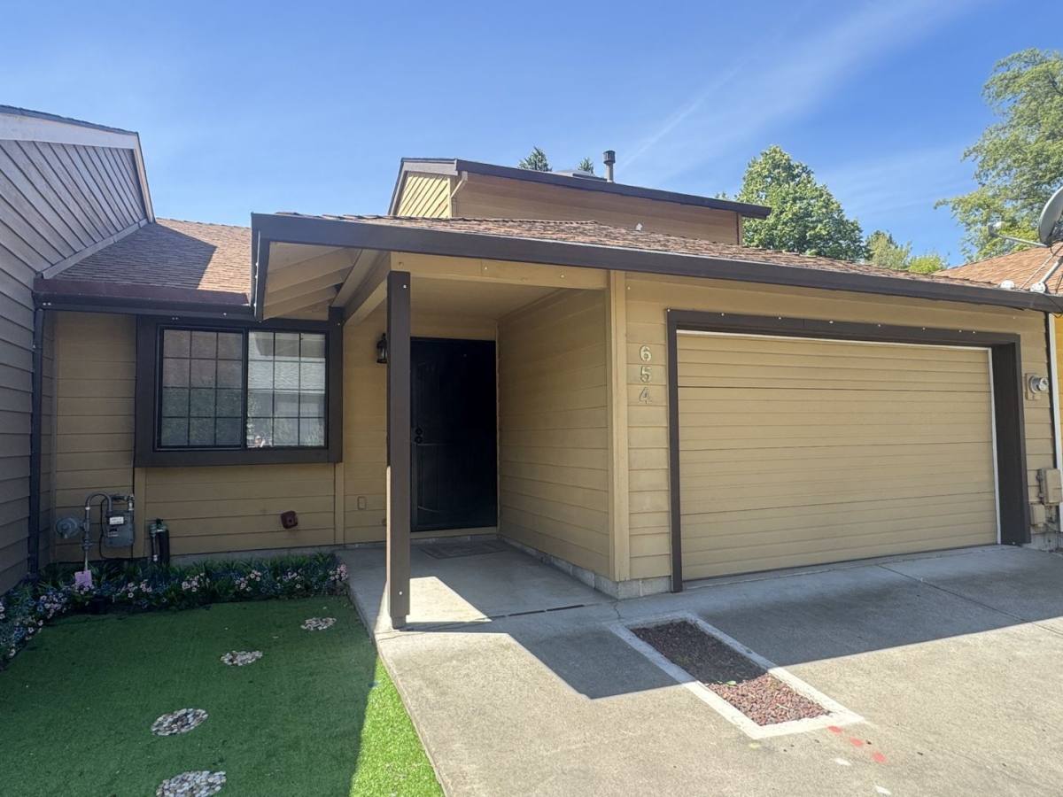 House for rent at 654 Golden Lane, Medford, OR 97504