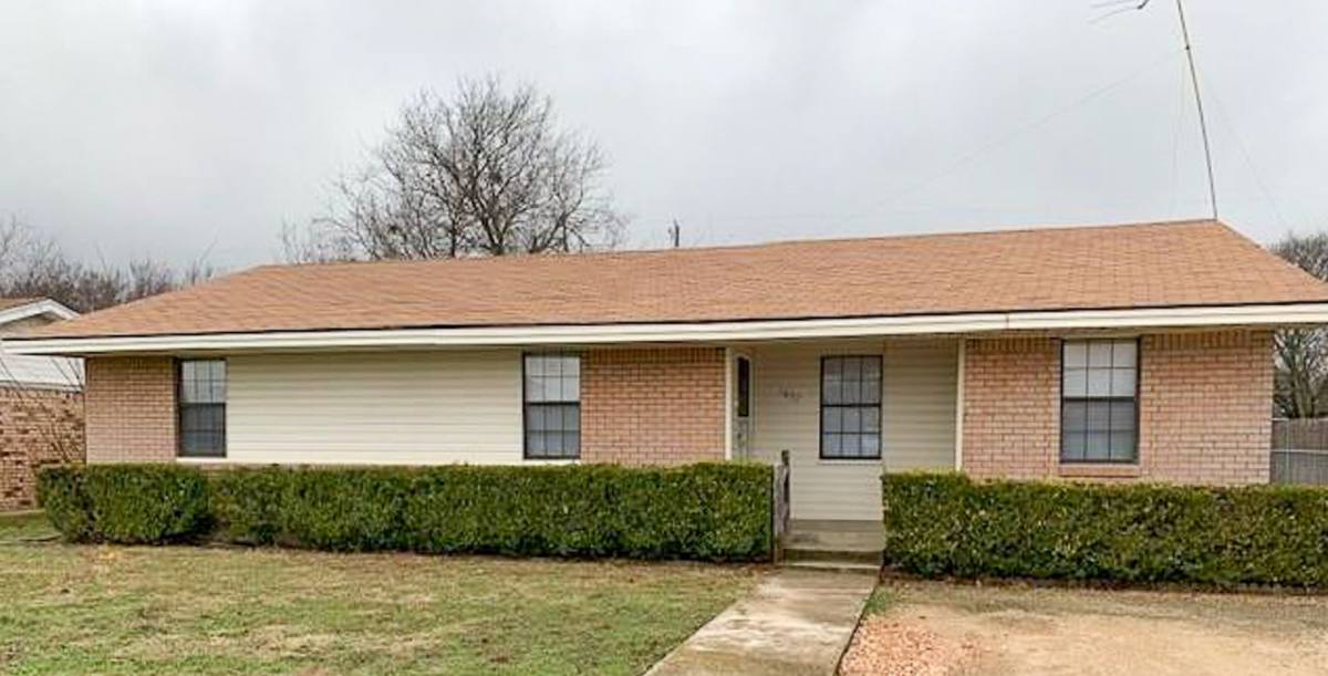 House for rent at 1807 N McDonald Ave, Decatur, TX 76234