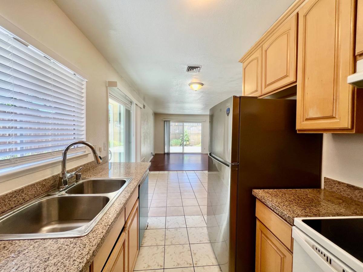 Townhouse for rent at 975 Owsley Ave, San Jose, CA 95122