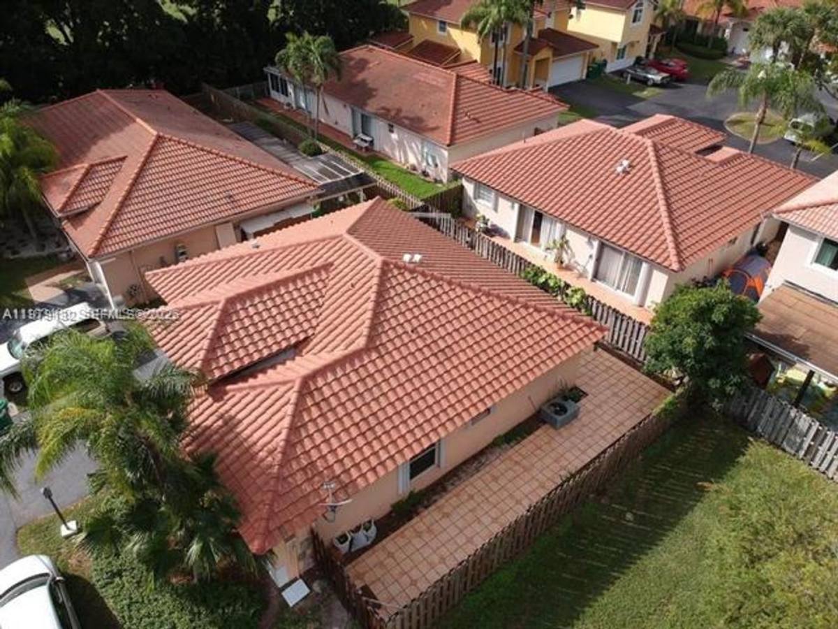 Townhouse for rent at 5758 NW 97th Place Th, Miami, FL 33178