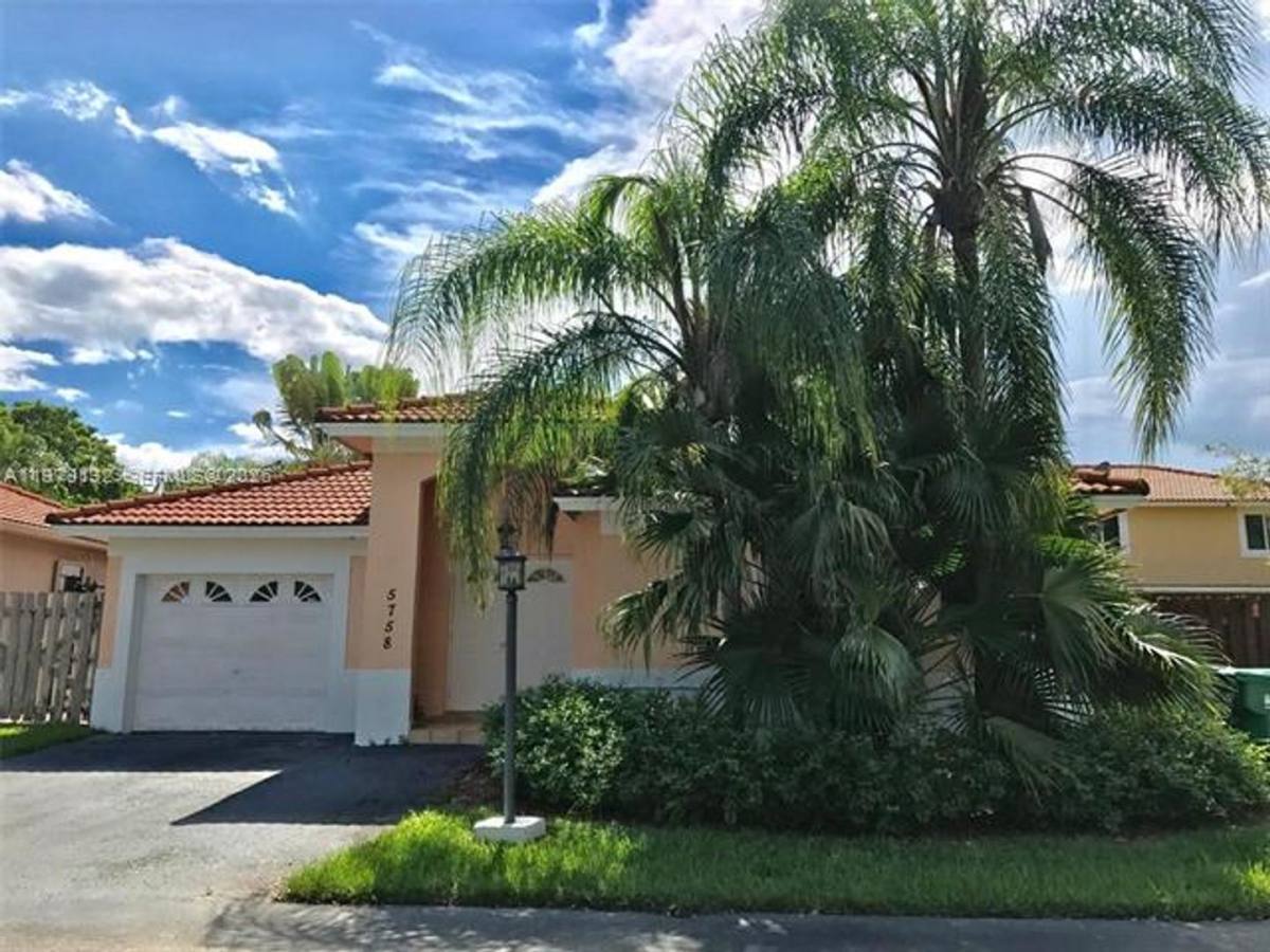 Townhouse for rent at 5758 NW 97th Place Th, Miami, FL 33178