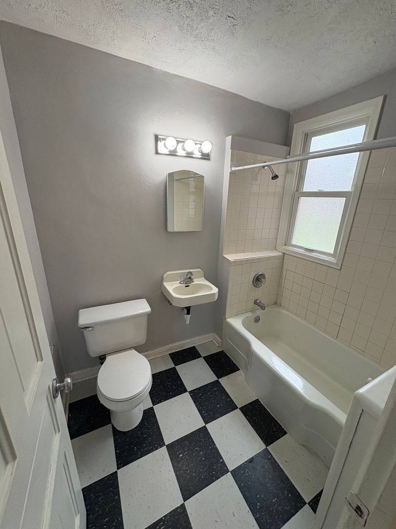 Apartment for rent at 304 N 31st St, Omaha, NE 68131
