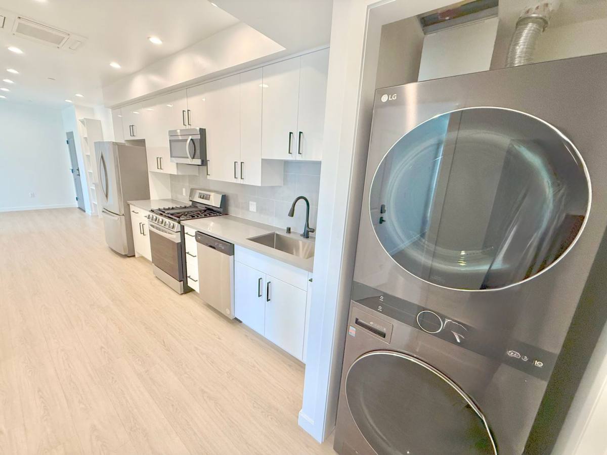 Apartment for rent at 11500 Culver Blvd, Los Angeles, CA 90066