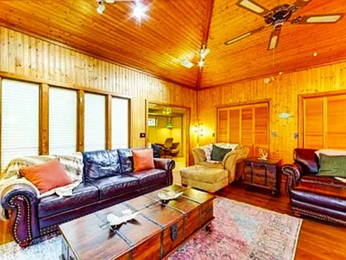 House for rent at 19934 Channel View Dr, Flint, TX 75762
