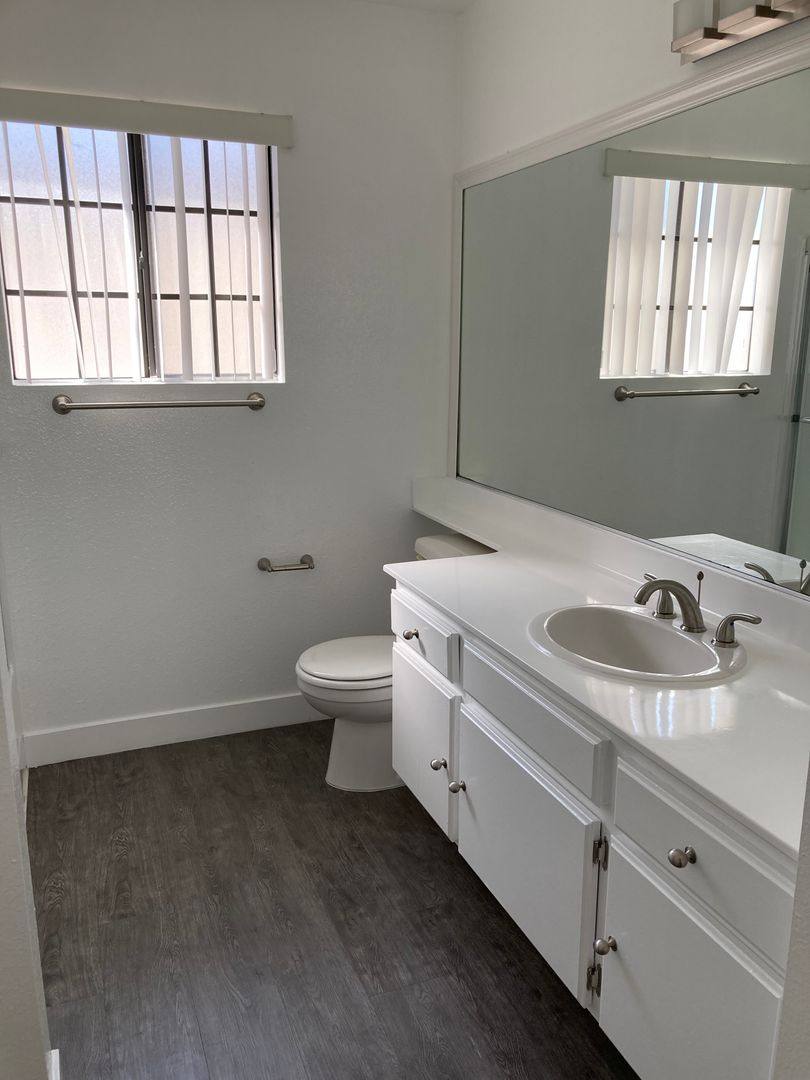 Apartment for rent at 13215 Moorpark St, Sherman Oaks, CA 91423