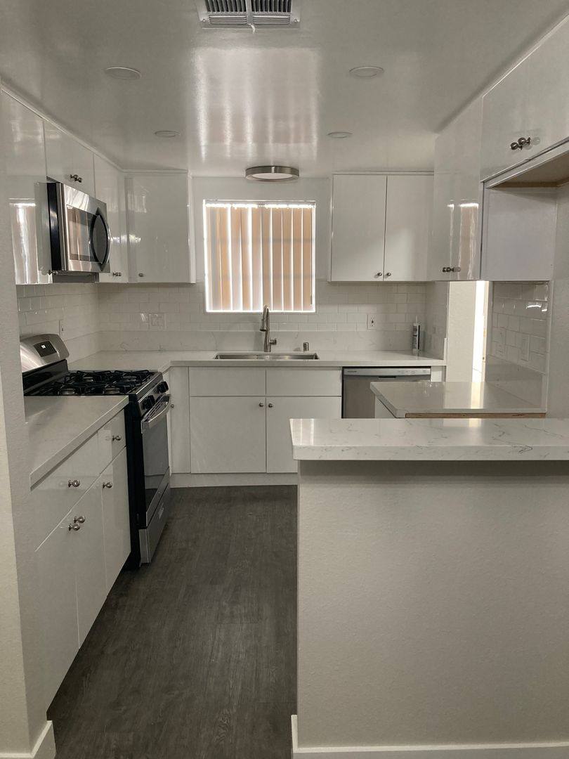 Apartment for rent at 13215 Moorpark St, Sherman Oaks, CA 91423