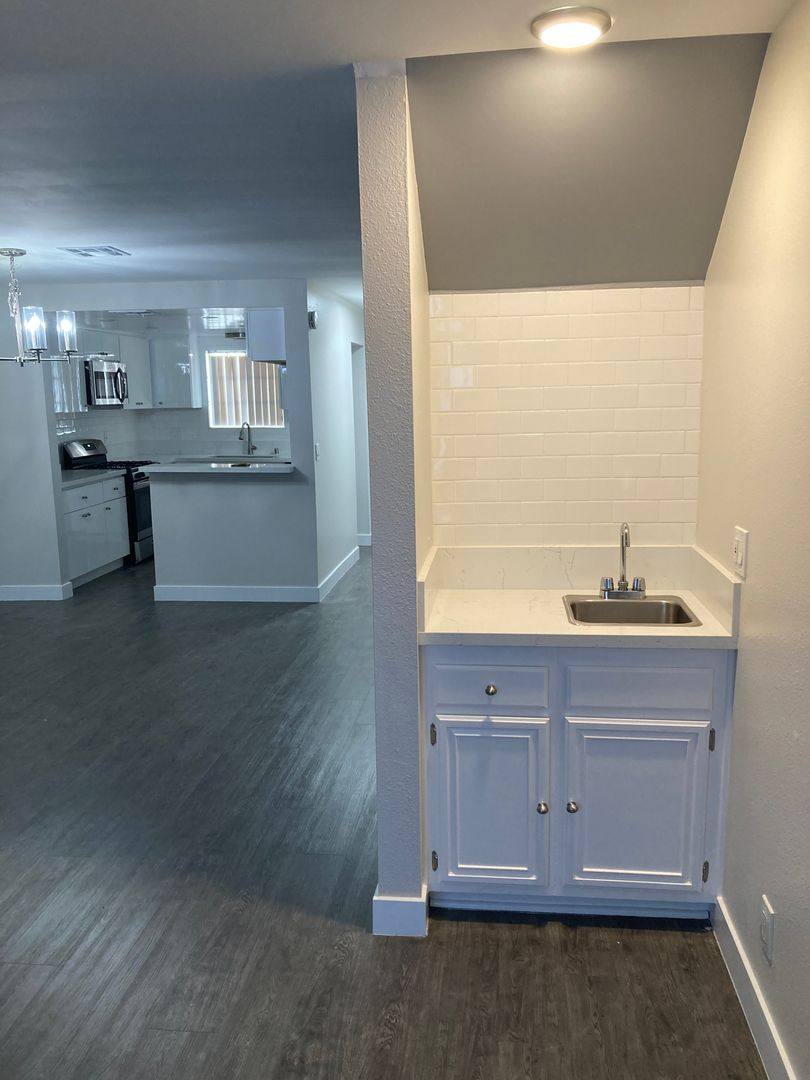 Apartment for rent at 13215 Moorpark St, Sherman Oaks, CA 91423