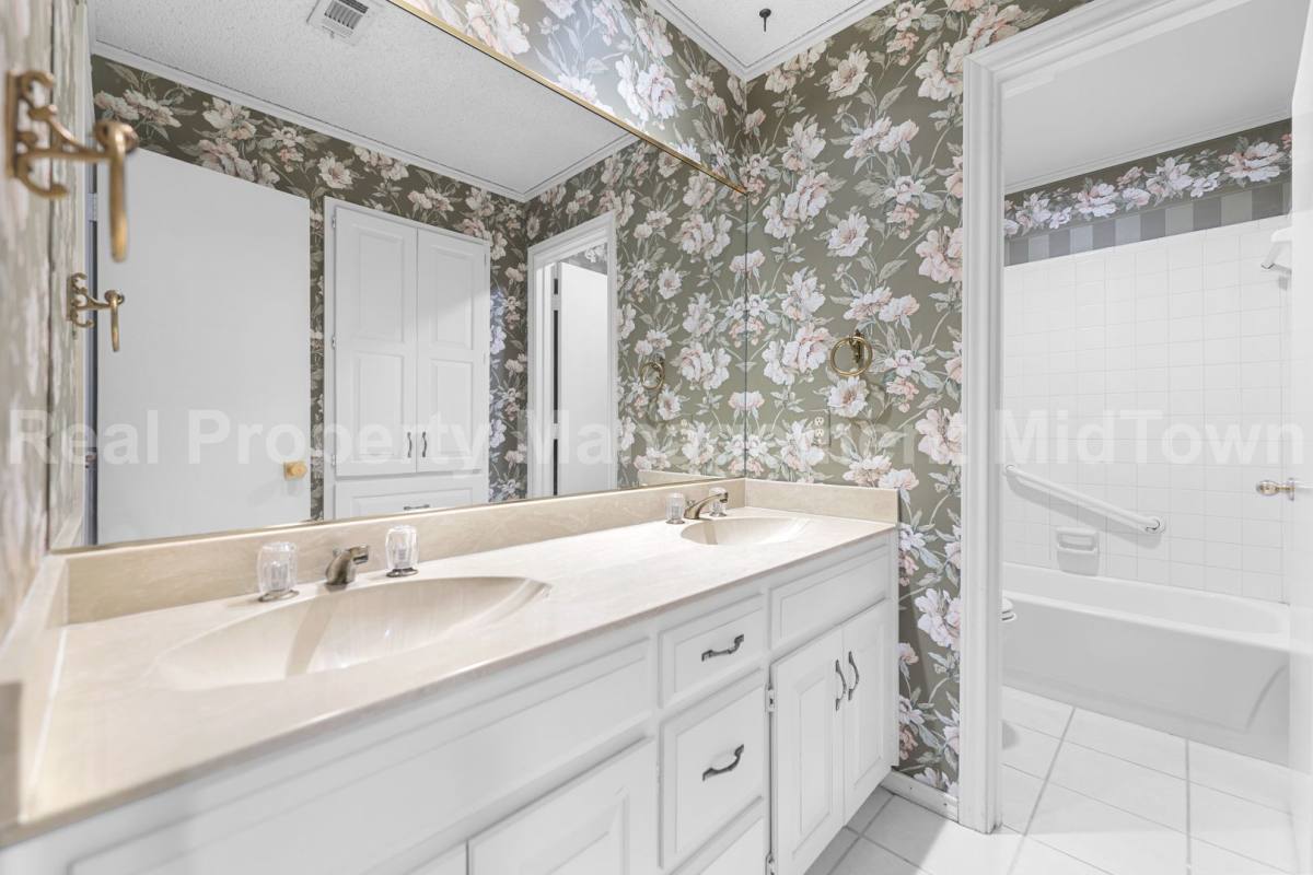 Townhouse for rent at 621 Windgate Court, Arlington, TX 76012