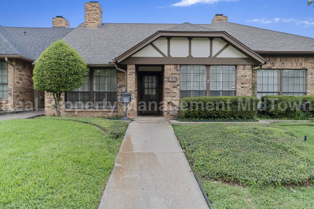 Townhouse for rent at 621 Windgate Court, Arlington, TX 76012