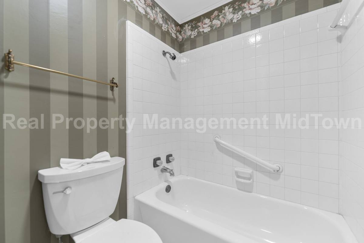 Townhouse for rent at 621 Windgate Court, Arlington, TX 76012