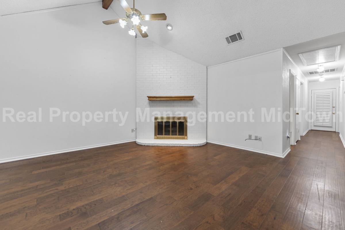 Townhouse for rent at 621 Windgate Court, Arlington, TX 76012