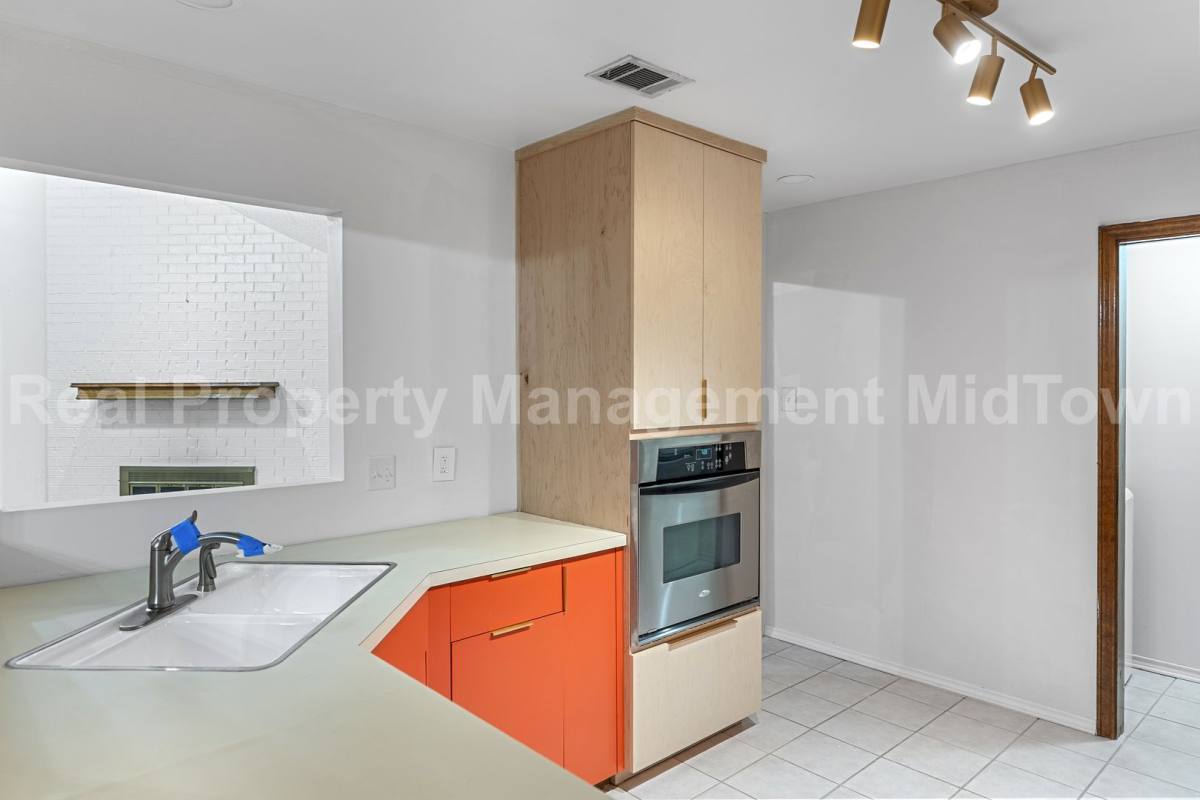 Townhouse for rent at 621 Windgate Court, Arlington, TX 76012