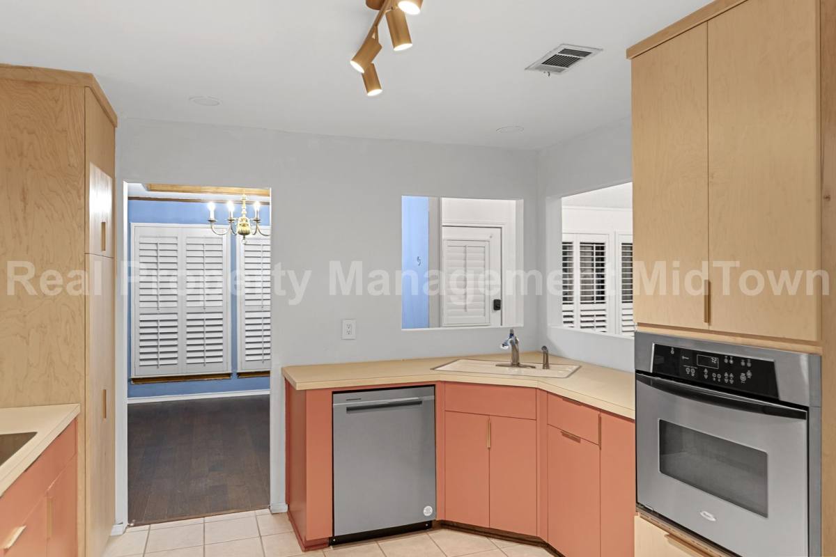 Townhouse for rent at 621 Windgate Court, Arlington, TX 76012