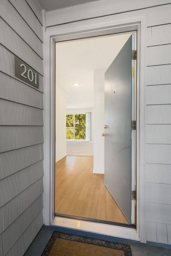 Condo for rent at 12719 NE 116th St #E201, Kirkland, WA 98034