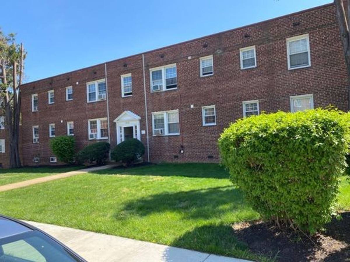 Apartment for rent at 5712 Washington Blvd, Arlington, VA 22205