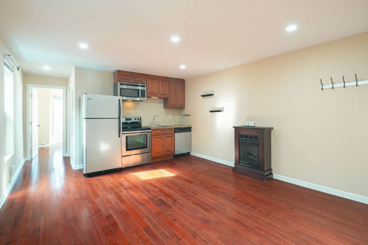Apartment for rent at 1422 Chrisitan St #3R, Philadelphia, PA 19146