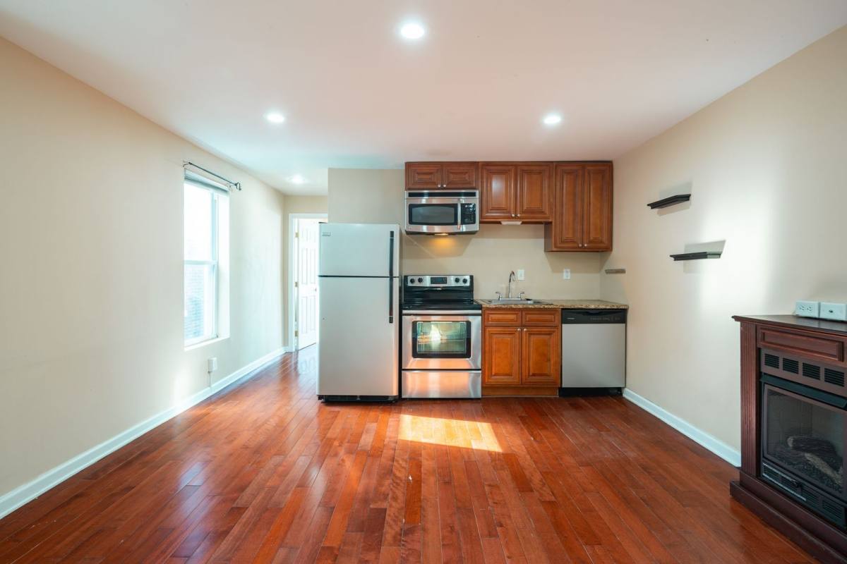Apartment for rent at 1422 Chrisitan St #3R, Philadelphia, PA 19146