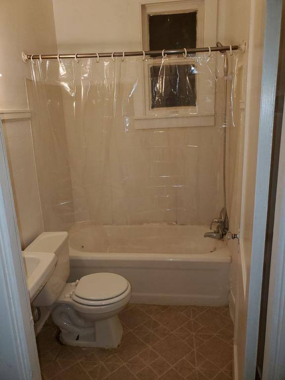 Apartment for rent at 11 1 2 N Van Buren Ave, 302 #302, Freeport, IL 61032
