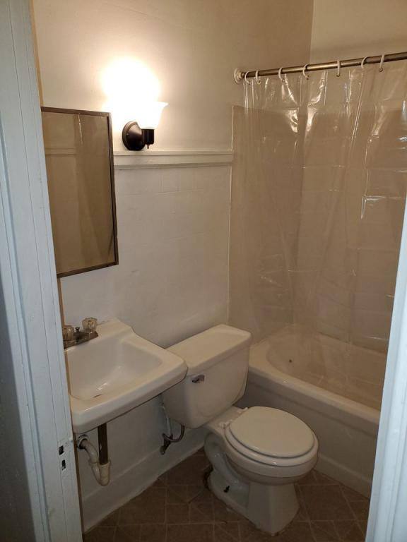 Apartment for rent at 11 1 2 N Van Buren Ave, 302 #302, Freeport, IL 61032