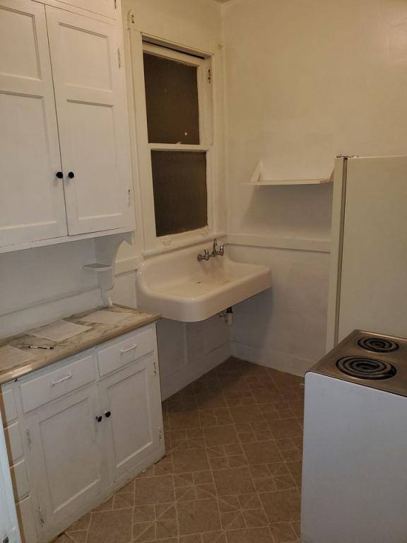 Apartment for rent at 11 1 2 N Van Buren Ave, 302 #302, Freeport, IL 61032