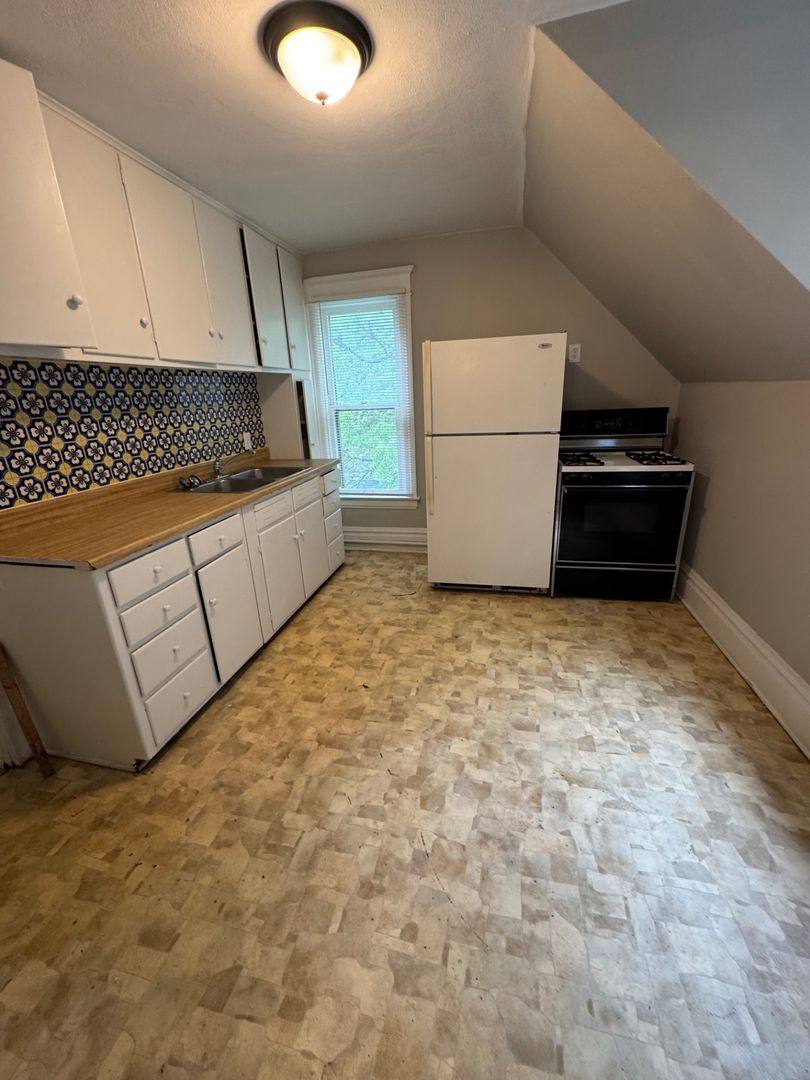 Apartment for rent at 1359 Charles St, Rockford, IL 61104