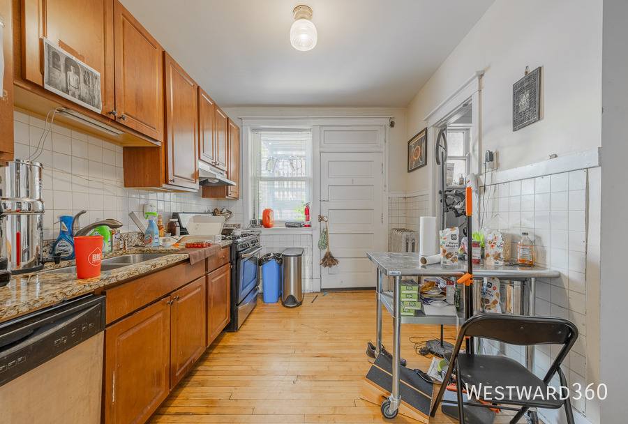Apartment for rent at 1406 W Farragut Ave #1, Chicago, IL 60640