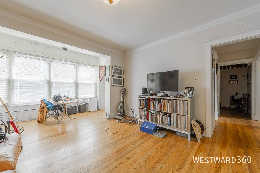 Apartment for rent at 1406 W Farragut Ave #1, Chicago, IL 60640