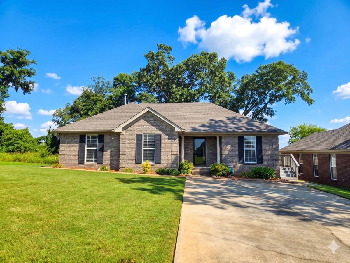 House for rent at 1985 Regent Rd, Prattville, AL 36066