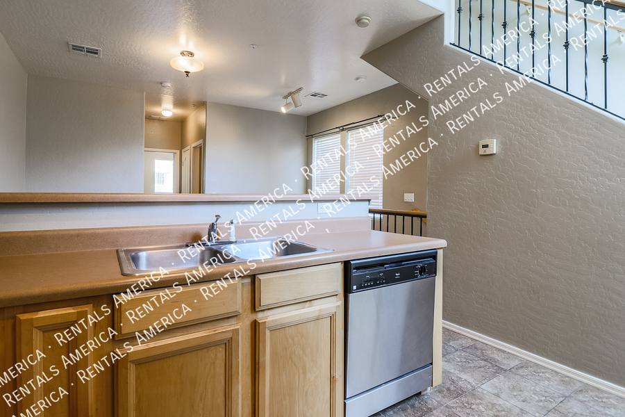 Townhouse for rent at 747 N Port Dr, Gilbert, AZ 85233