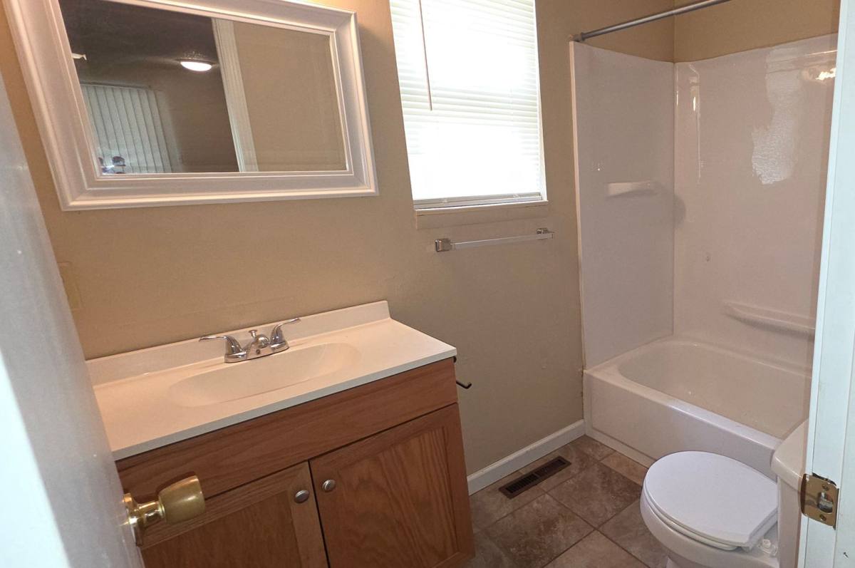 939 S Douglas, Springfield, MO 65806 - Apartment for Rent - Image 4
