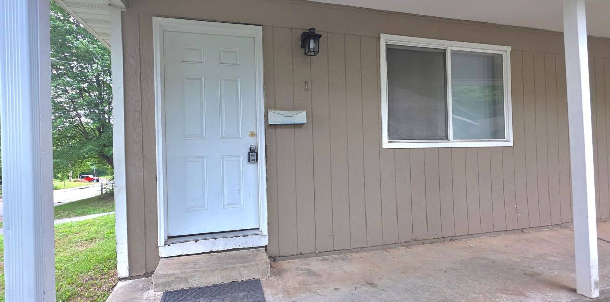 Apartment for rent at 939 S Douglas, Springfield, MO 65806