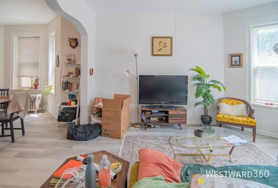 Apartment for rent at 4018 W Oakdale Ave #2, Chicago, IL 60641