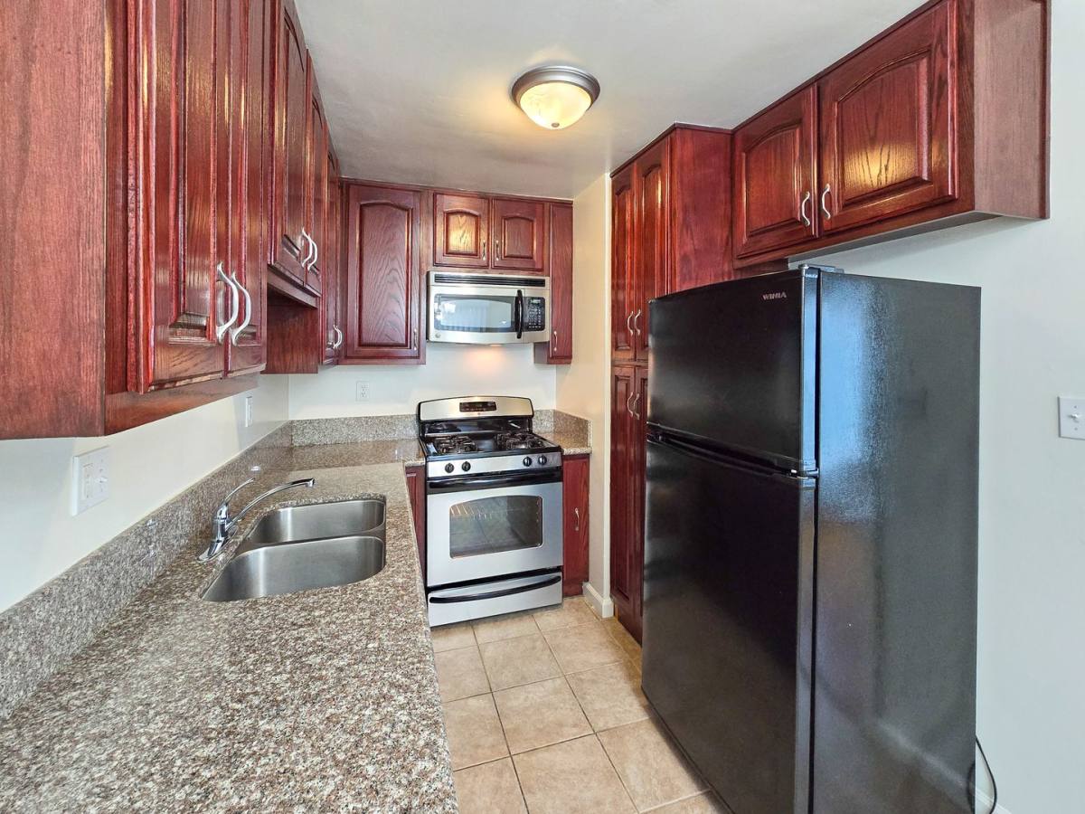 Apartment for rent at 1809 Oakwood Ave, Glendale, CA 91208