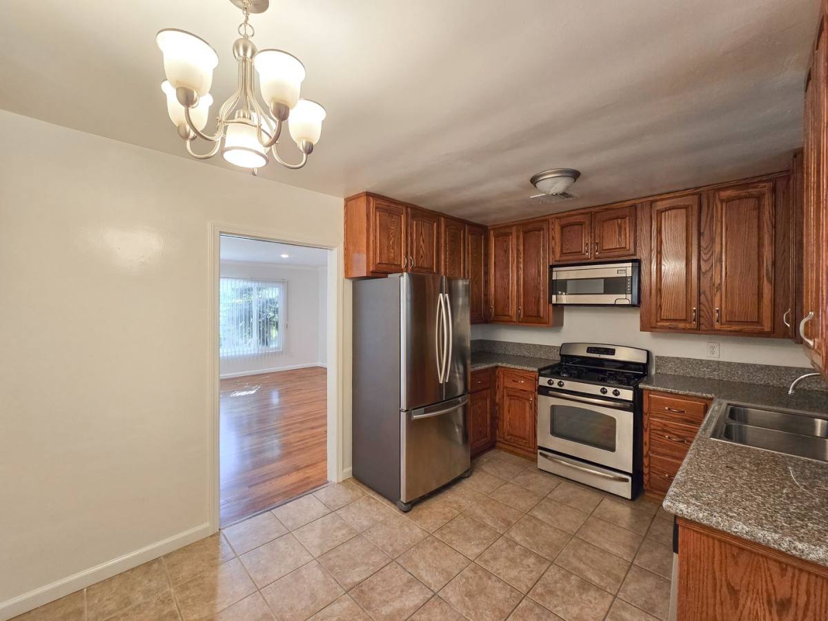 Apartment for rent at 1809 Oakwood Ave, Glendale, CA 91208