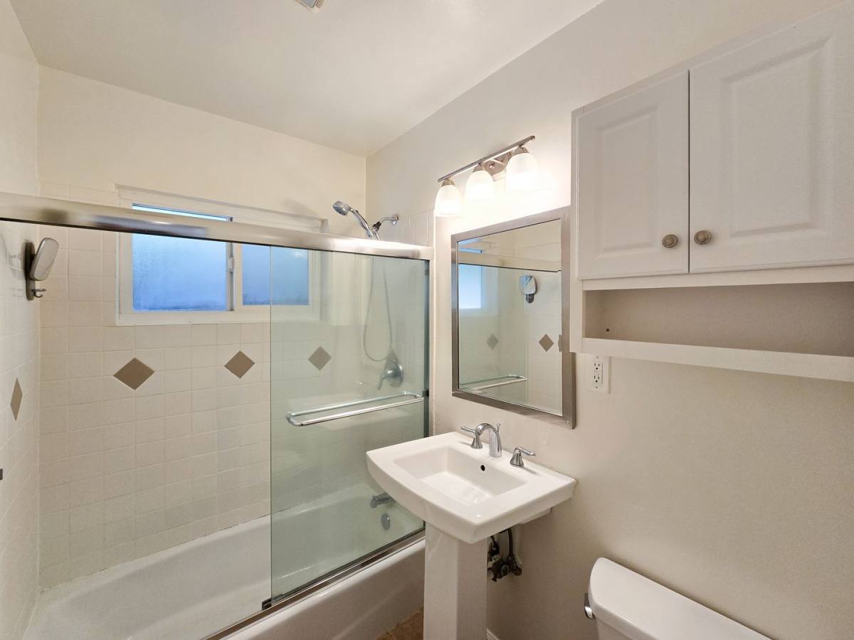 Apartment for rent at 1809 Oakwood Ave, Glendale, CA 91208