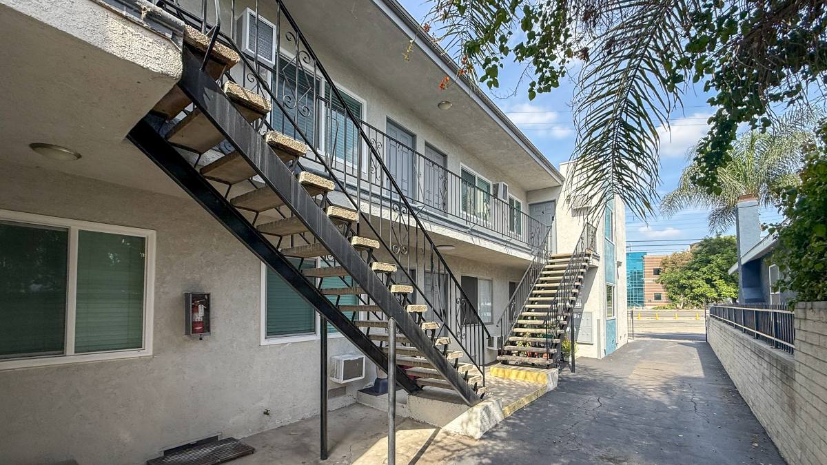 Apartment for rent at 4848 St Charles Place #4, Los Angeles, CA 90019