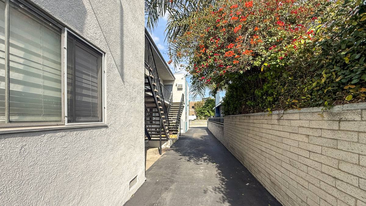 Apartment for rent at 4848 St Charles Place #4, Los Angeles, CA 90019
