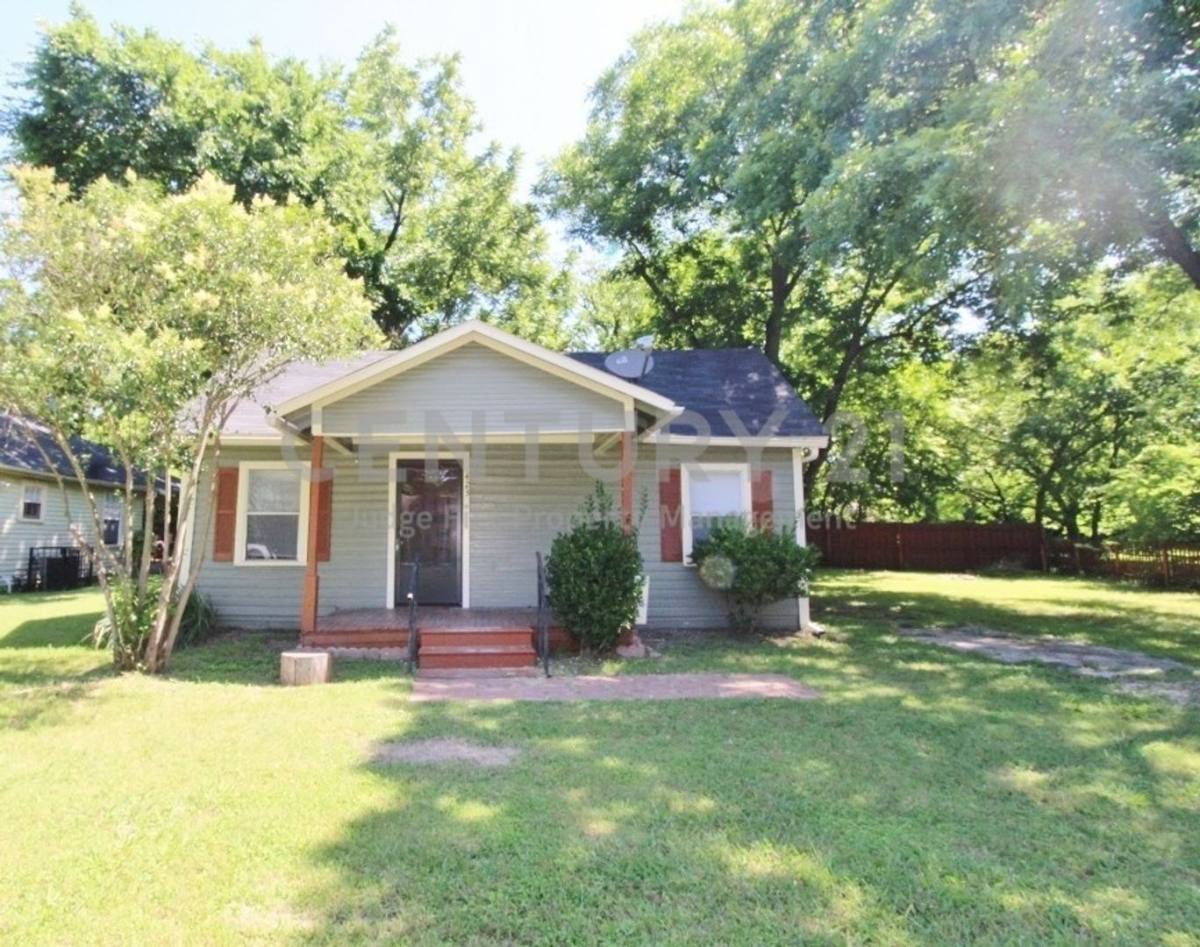 House for rent at 423 Dr Martin Luther King Jr Blvd, Waxahachie, TX 75165