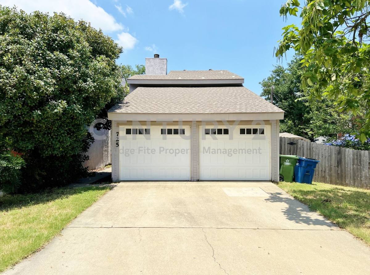 Townhouse for rent at 725 Cain St, Lake Dallas, TX 75065