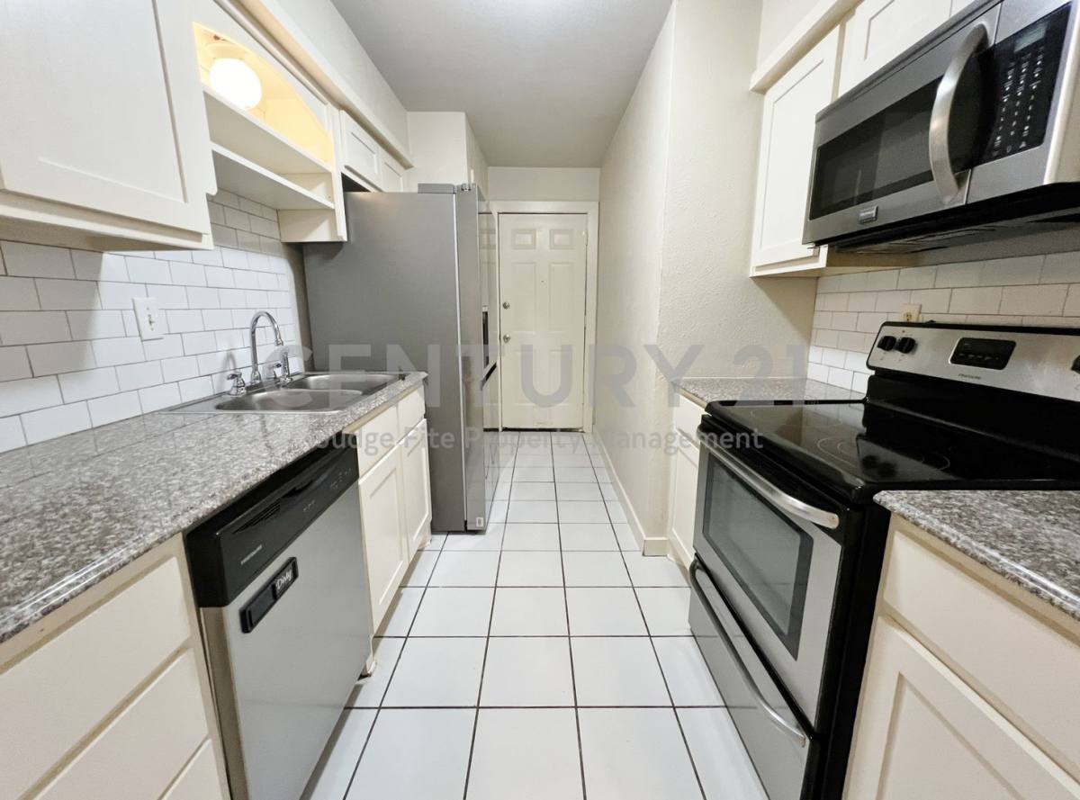 Townhouse for rent at 725 Cain St, Lake Dallas, TX 75065