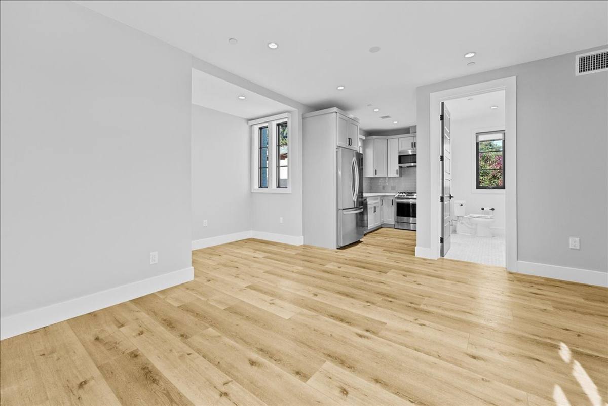 Townhouse for rent at 1348 S Burnside Ave #4, Los Angeles, CA 90019