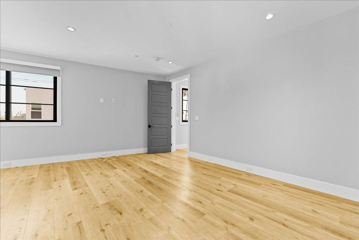 Townhouse for rent at 1348 S Burnside Ave #4, Los Angeles, CA 90019