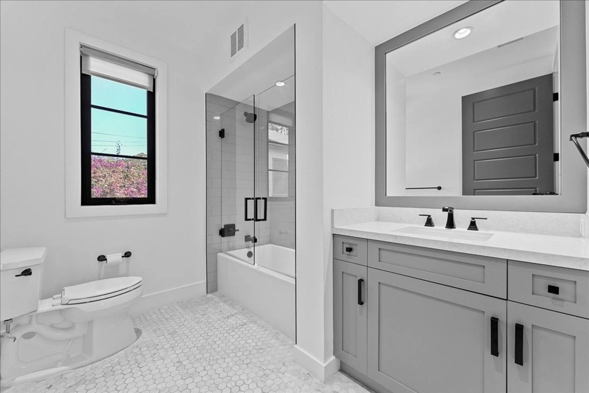 Townhouse for rent at 1348 S Burnside Ave #4, Los Angeles, CA 90019