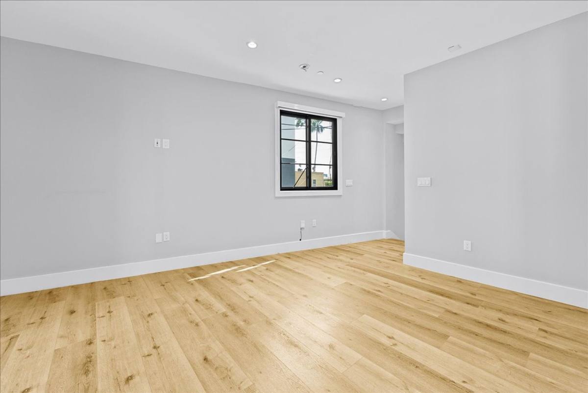 Townhouse for rent at 1348 S Burnside Ave #4, Los Angeles, CA 90019