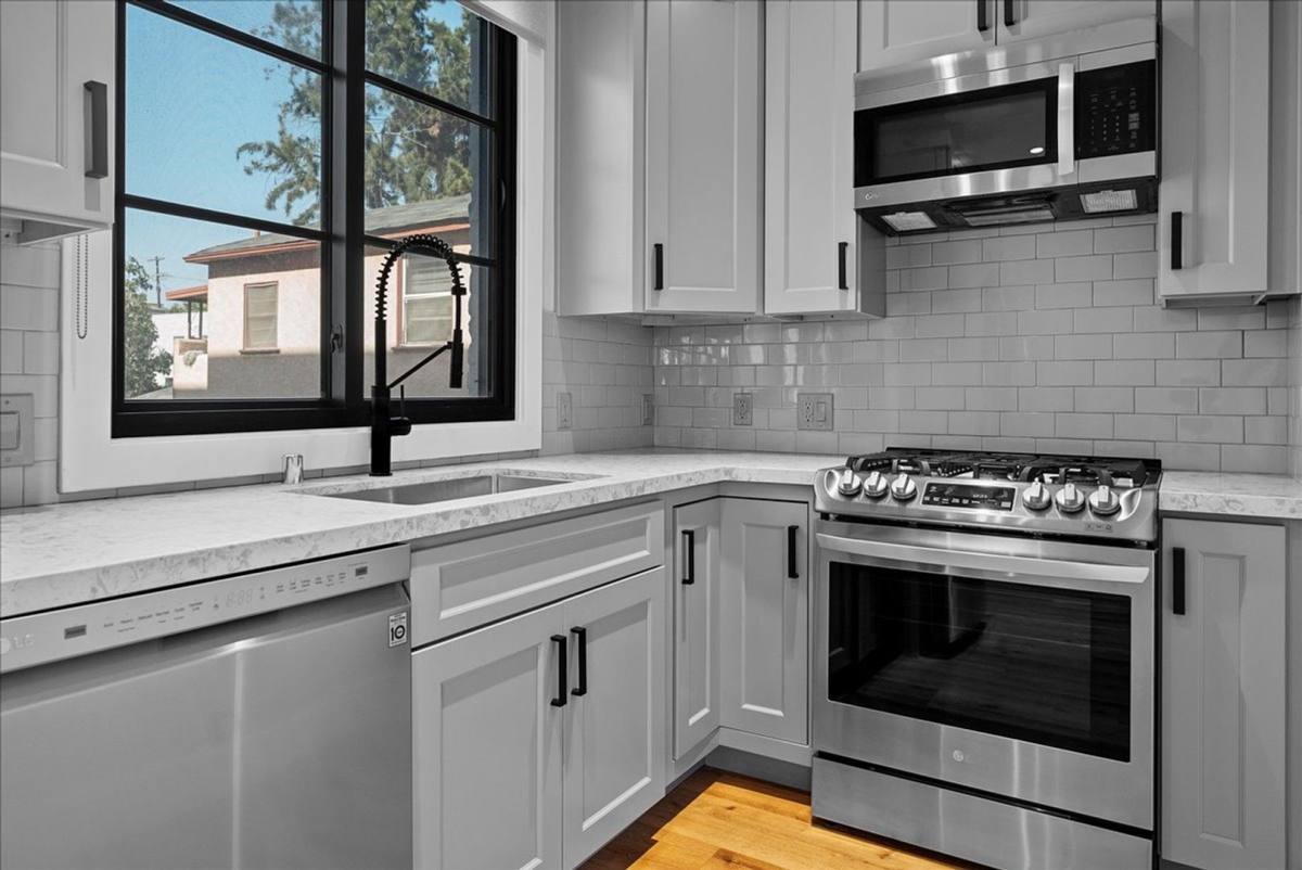 Townhouse for rent at 1348 S Burnside Ave #4, Los Angeles, CA 90019